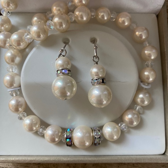 Necklace & Earrings Set Genuine Creamy White Mother of Pearl & Crystal - Picture 4 of 8